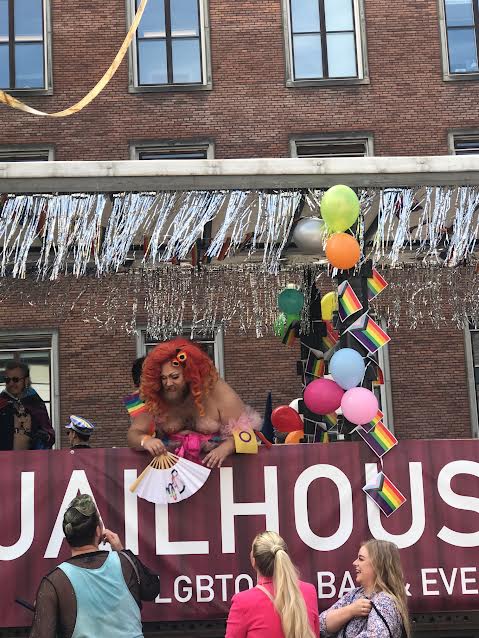 Glimmer, farver og højt festhumør prægede årets Pride-parade, der havde afgang fra Frederiksberg Rådhus