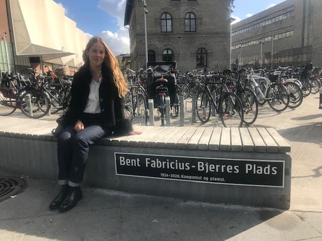 Marie Fabricius-Bjerre, barnebarn til komponisten Bent Fabricius-Bjerre, er stolt over, at hendes farfar 8. oktober officielt fik sin egen plads på Frederiksberg
