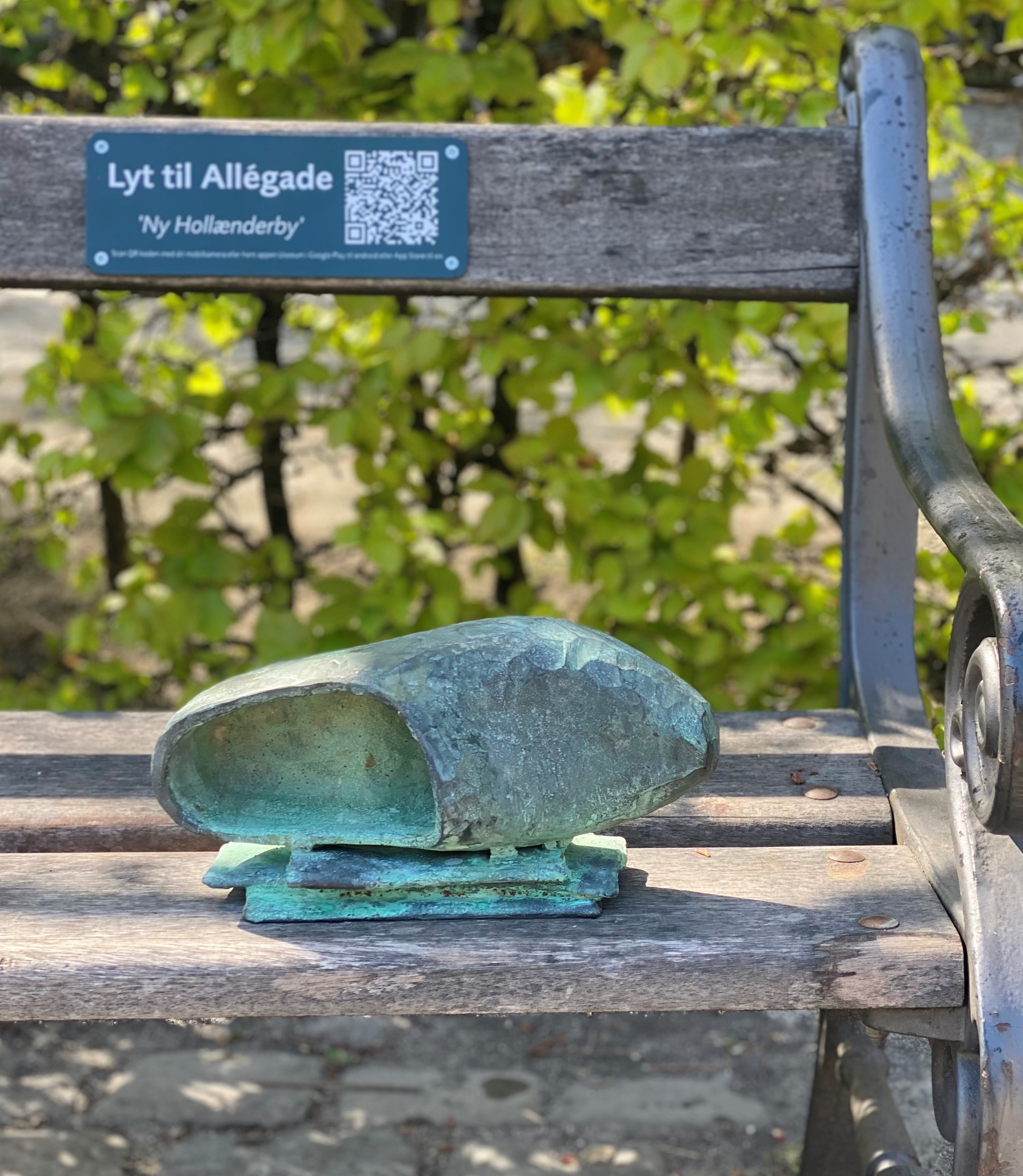 Går du tur langs Promenadestien på Allégade, kan du ved fem af bænkene lytte til historiske fortællinger fra området.