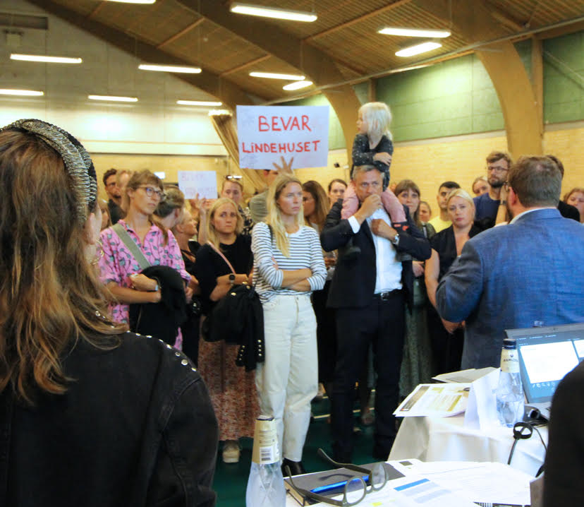 Forældre og ansatte var mødt talstærkt op med bannerne for at protestere mod planerne om at lukke Lindehuset