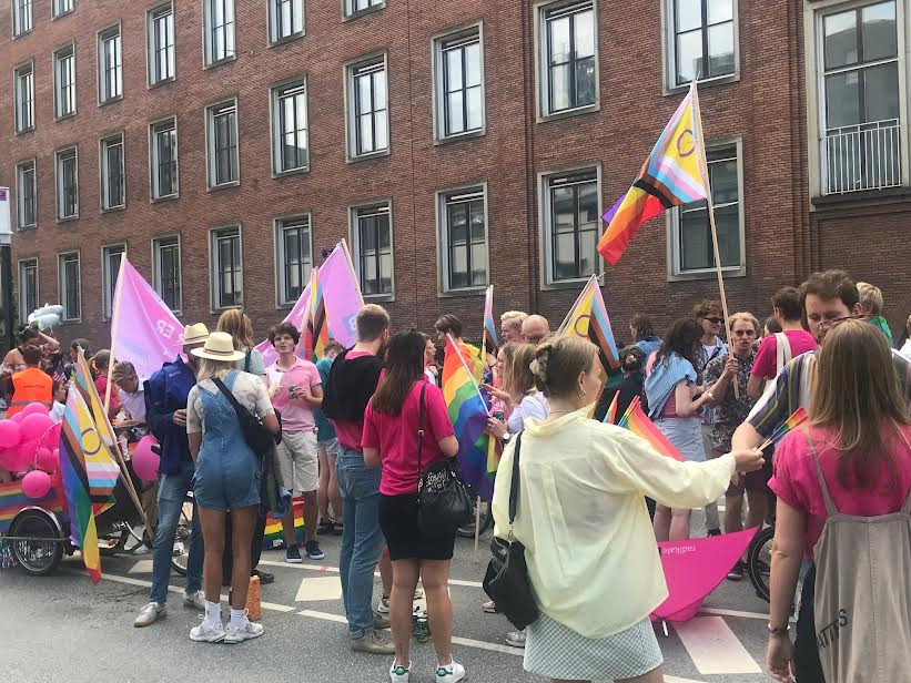 Paradedeltagerne begyndte at stille op ned ad Smallegade fra tidligt om morgenen 