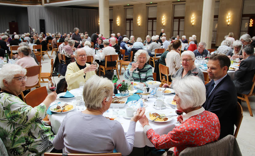 Frederiksbergs seniorerne kan i fremtiden måske skåle over muligheden for at dele boliger i fællesskab med andre seniorer. Foto er fra "Frederiksberg Spiser Sammen" på rådhuset i april 2022.