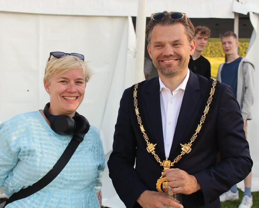 Borgmester Michael Vindfeldt og formand for Kultur- og Fritidsudvalget Lotte Kofoed var begge til Sankthansaften. De glæder sig begge over udsigten til sommerferie, fortalte de.