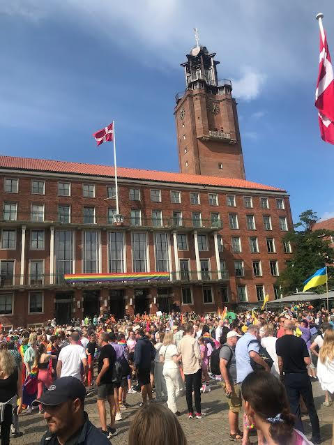 Tusindvis af mennesker mødte op på rådhuset for at sende Copenhagen Pride-paraden godt afsted