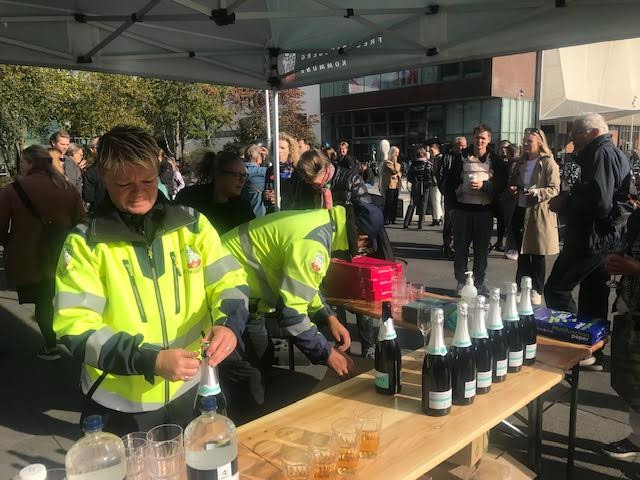 Solen skinnede, og kommunens ansatte havde travlt med at hælde champagne i glassene ved indvielsen af Bent Fabricius-Bjerre Plads