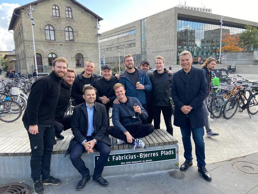 Borgmester Michael Vindfeldt og rådmand i kommunen, Jan. E. Jørgensen, stiller gerne op til fotografering med frederiksbergborgere i højt humør, der var kommet for at fejre indvielsen af Bent Fabricius-Bjerre Plads. 