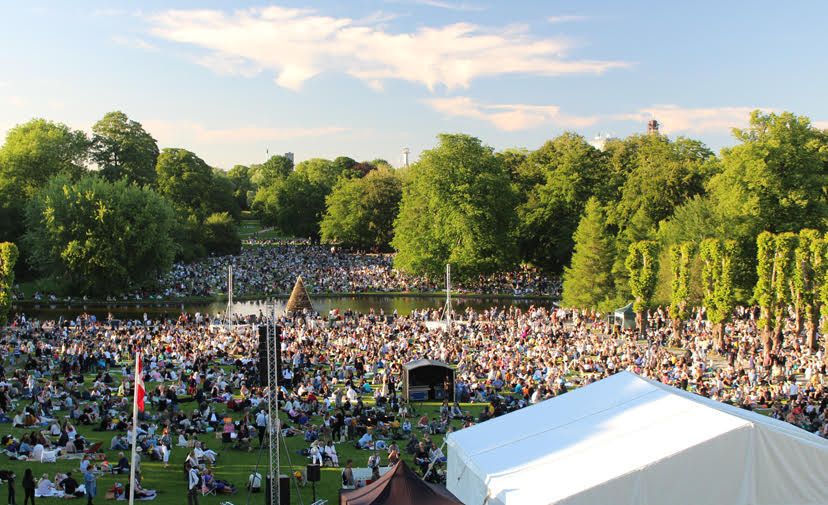 Oppe fra Frederiksberg Slot kunne man få en ide om, hvor mange mennesker der var i haven