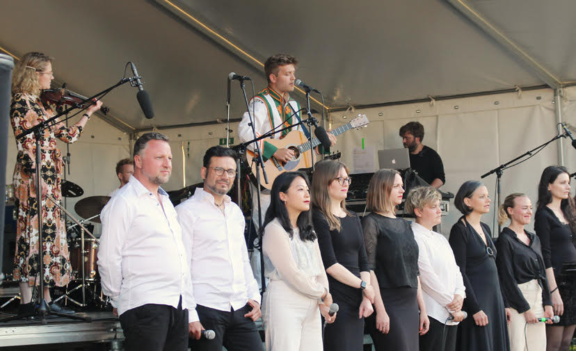 Aftenen igennem var der musikalske indslag på scenen. Her er det Kristoffer med Band, der underholder.