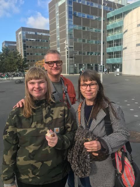 Charlotte og hendes datter og mand er vilde med Bent Fabricius-Bjerres musik og med beslutningen om at døbe en plads på Frederiksberg efter ham.