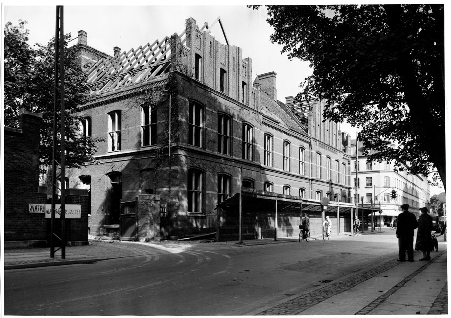 Det gamle rådhus på Howitzvej under nedrivning 1954. 