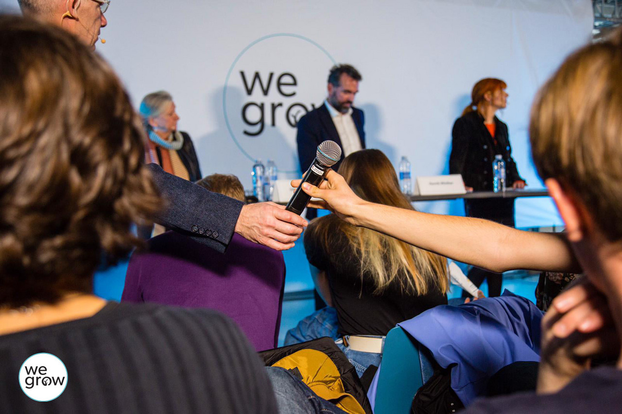 I november arrangerede 15 unge fra foreningen We-Grow en paneldebat, hvor 700 unge fik svar på nogle af de finansielle spørgsmål, der optager dem allermest.