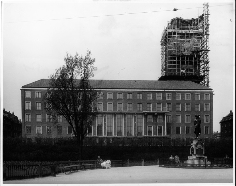 Frederiksberg Rådhus med det næsten færdige rådhustårn, 1952. Det gamle haveanlæg med Oehlenschläger-statuen eksisterer stadig, men forsvandt senere samme år. Statuen af Oehlenschläger kan nu ses i Søndermarken. 