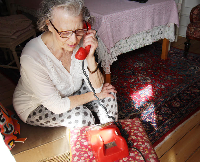 Anna holder godt fast i sin gamle røde drejeskivetelefon, der stod i de fleste danske hjem i 1970´erne