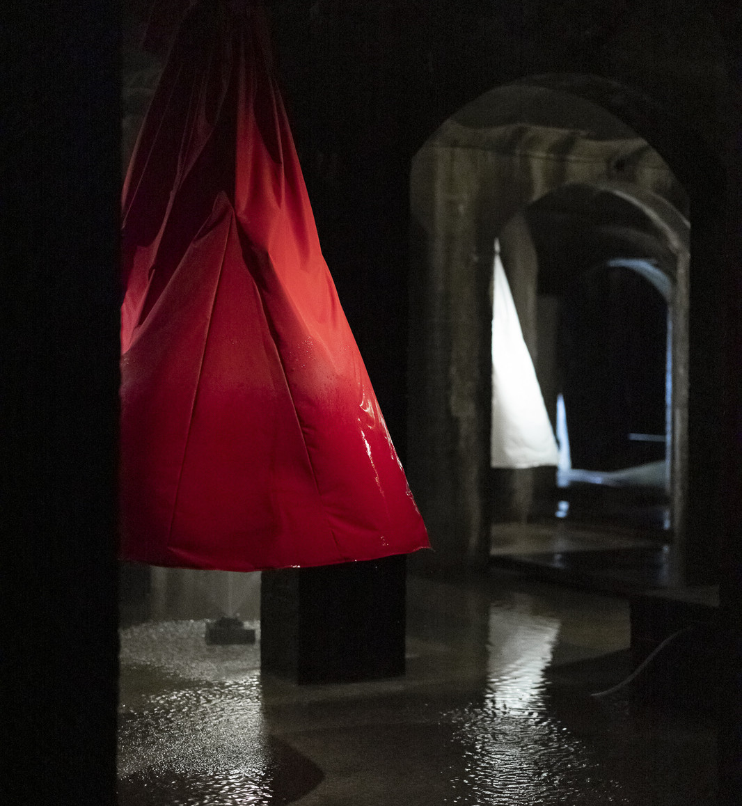 Hvert år inviterer Cisternerne en internationalt anerkendt kunstner eller arkitekt til at skabe en udstilling, der spiller sammen med det tidligere vandreservoirs særlige arkitektur, klima, stemning og historie. Foto: Frederiksbergmuseerne