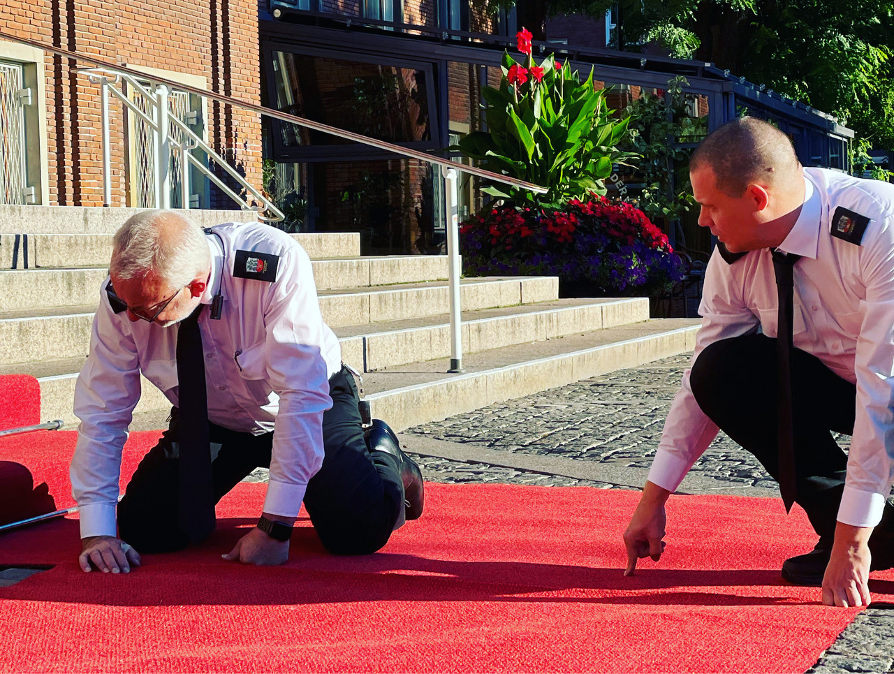 rådhusbetjene på rød løber