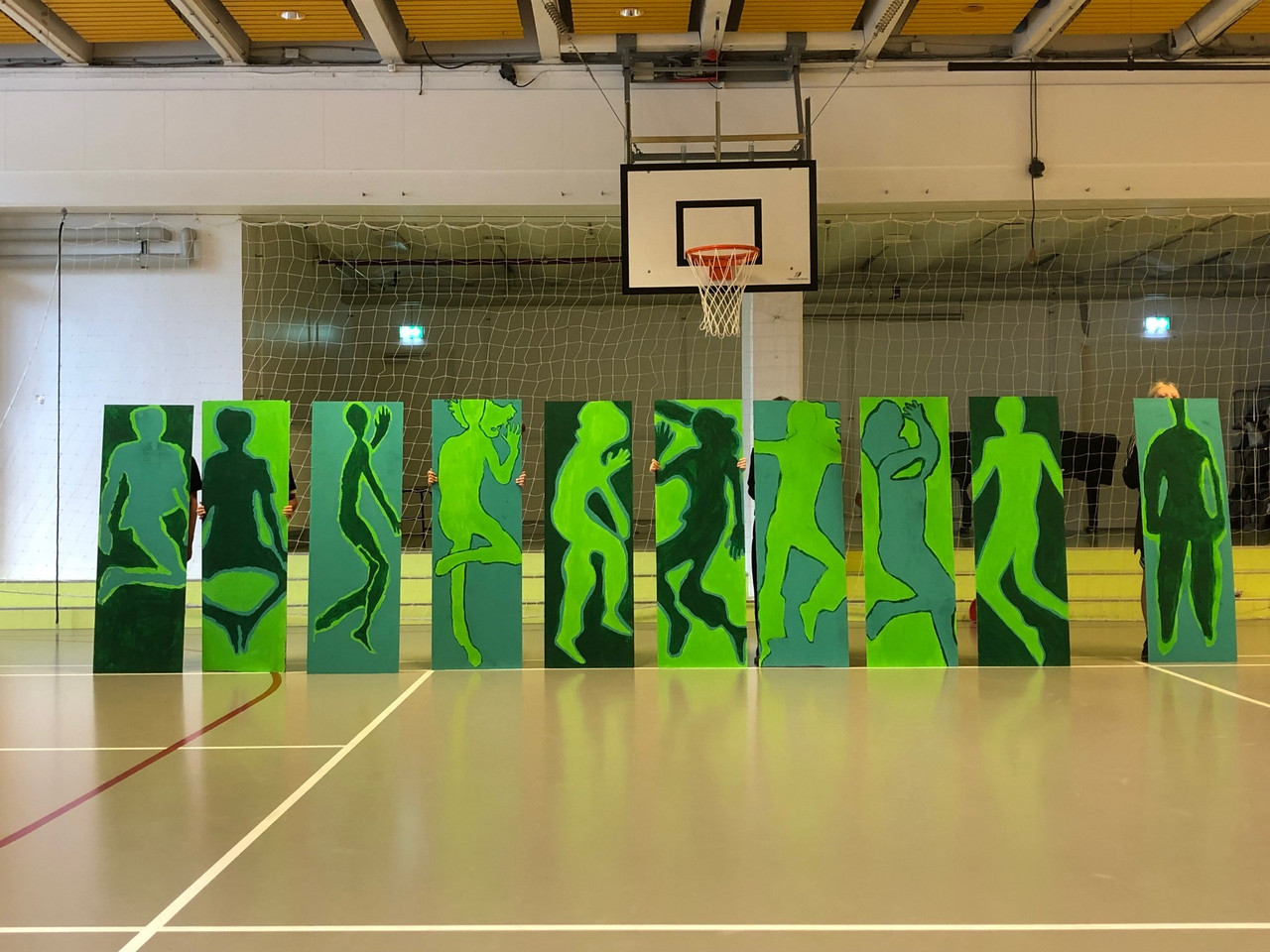 Elever fra Skolen på Grundtvigsvej fremviser deres performancekunst til Mussorgsky´s "Udstillingsbilleder"