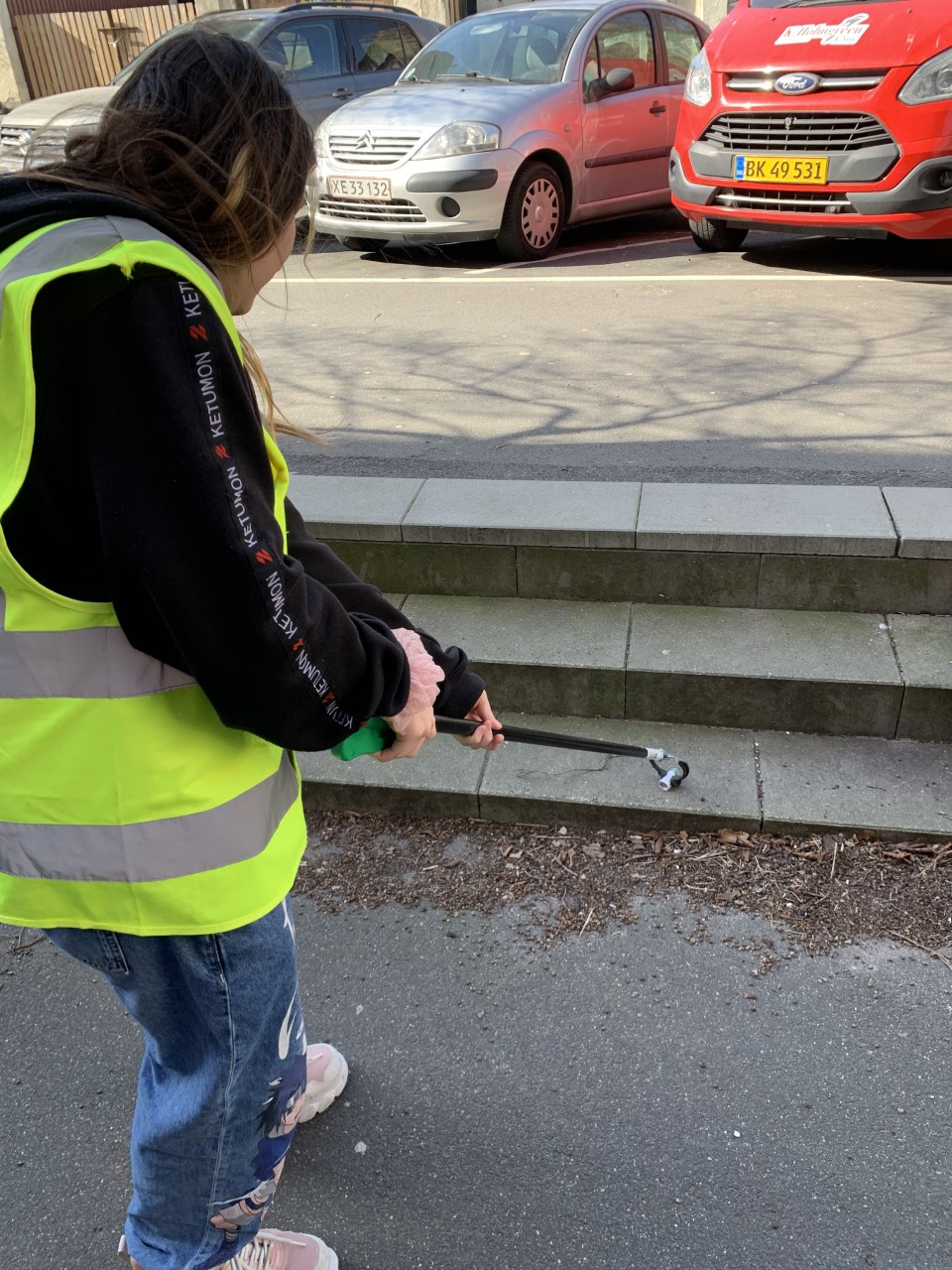 Skolen på Nyelandsvejs affaldspatrulje er ude at samle affald. 