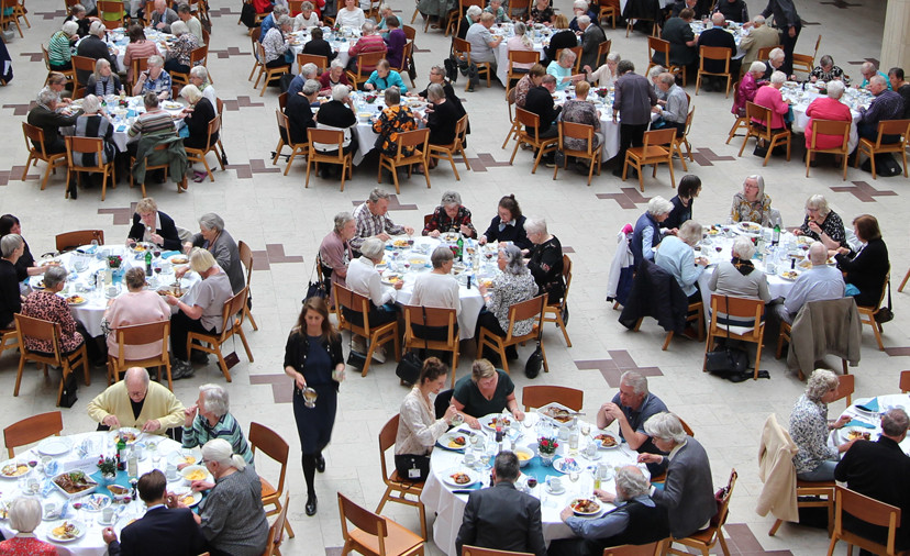 Langt størstedelen af de spisende gæster i rådhussalen var kvinder. De mænd, der deltog, var pænt fordelt rundt omkring ved bordene.  