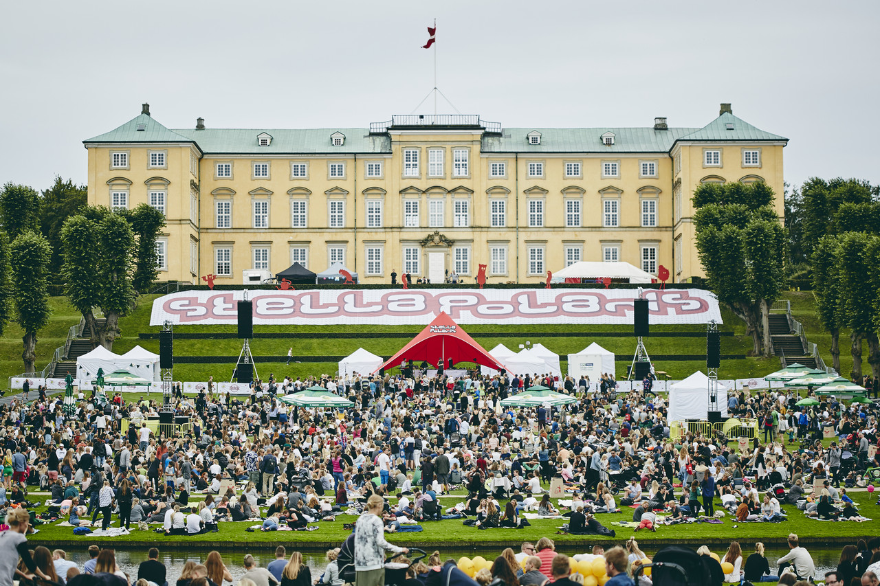 Den populære musikfestival Stella Polaris rykker ind i Frederiksberg Have til august, hvor alle er velkommen til at slå sig ned og bare give den fuld skrue på hyggen. 