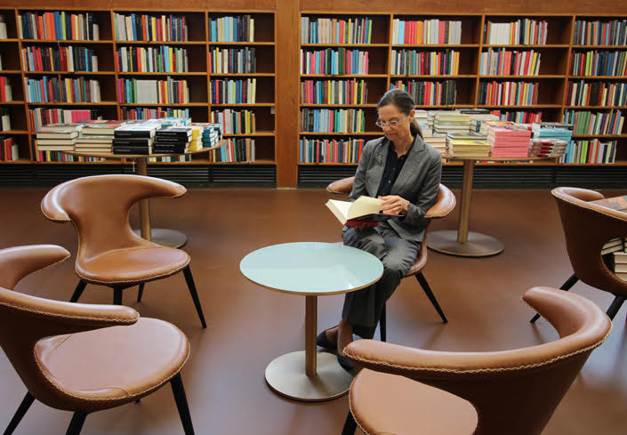 Fremover kan biblioteksbrugerne finde inspiration til læseoplevelser ved at gå på opdagelse i bogbunkerne på de nye inspirationsbordene.