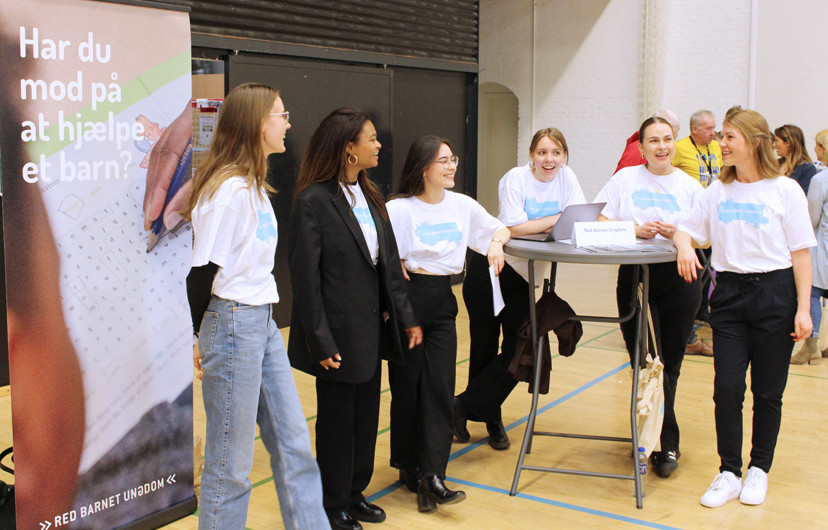 En række NGO´ere og frivillige hjælpeorganisationer var mødt op for at vise flaget og tale med borgere, der gerne ville være med til at hjælpe de ukrainske flygtninge, der kommer til Frederiksberg. Foto: Eva Tangø-Brandt