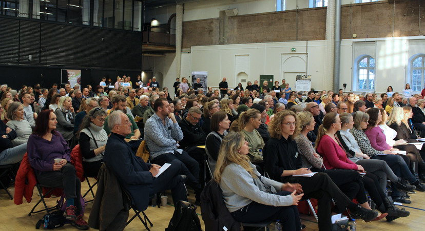 Kedelhallen var tætpakket med mennesker, der gerne ville hjælpe og høre mere om mulighederne for at hjælpe de ukrainske flygtninge og Frederiksberg kommunes indsats. Foto: Eva Tangø-Brandt 