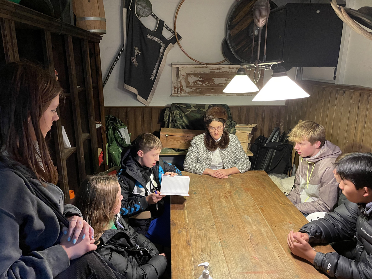 En fange giver modstandsgruppen oplysninger om Shellhuset.