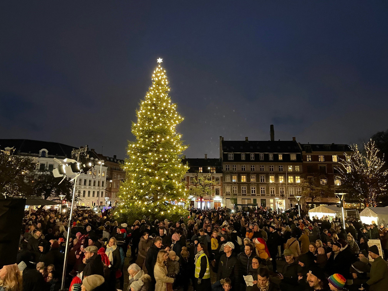 Byens borgere bliver på trods af energikrisen ikke snydt for juletræstænding på Rådhuspladsen - 