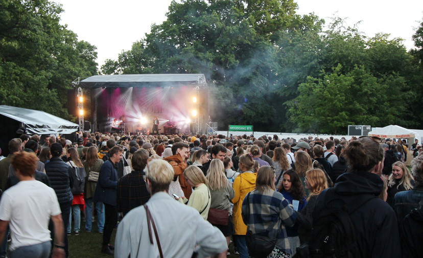 Erika de Casier er født i Portugal, men flyttede til Danmark i 1998. Hun er en af de mest roste danske kunstnere i udlandet og spille søndag aften på festivalens lille scene "Højen".