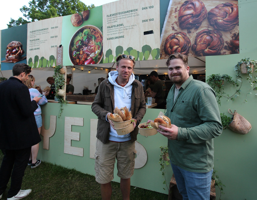 To glade og sultne festivaldeltagere, der blev belønnet med flæskestegssandwich fra Meyers Deli efter tre kvarters venten i madkøen.