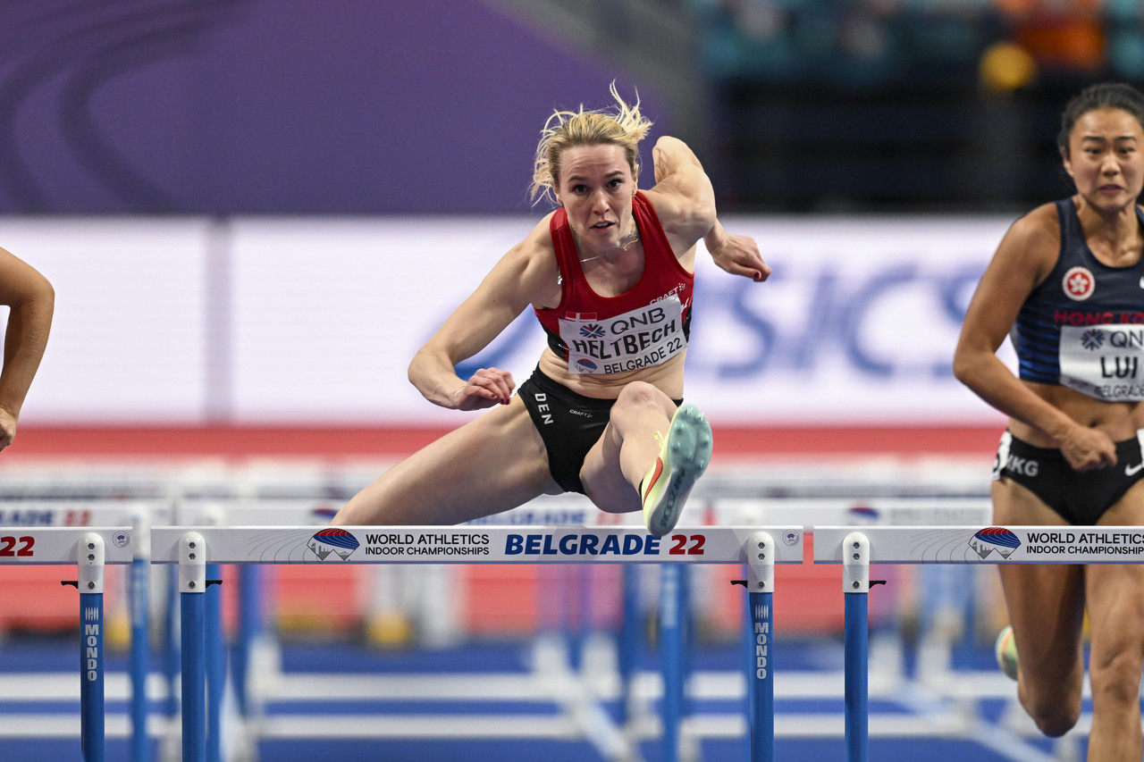 Mathilde Heltbech er en talentfuld hækkeløber fra FIF Atletik og Motion. Her i flyvende stil over hækken ved det netop overståede VM i Beograd