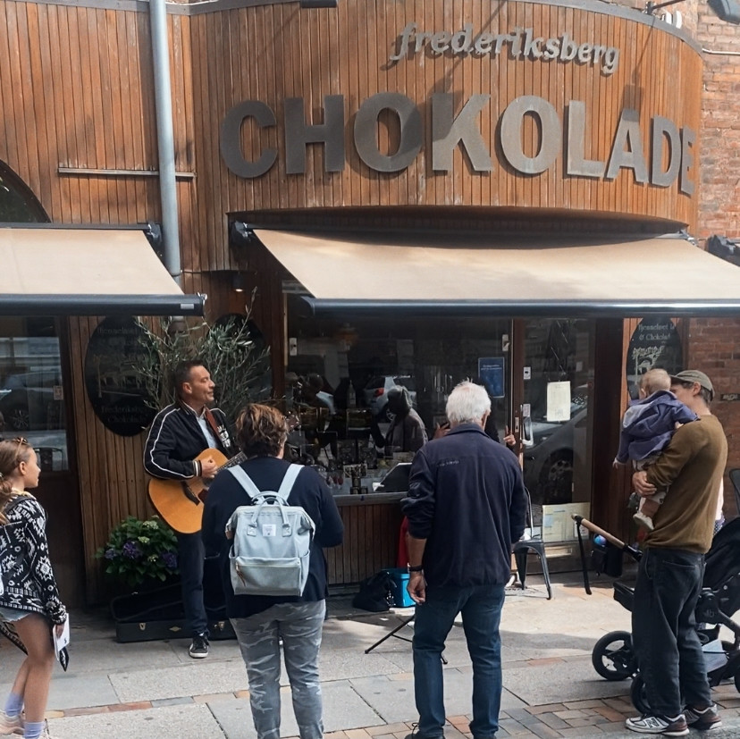 Frederiksberg Chokolade er et af de udvalgte 12 steder på ruten, hvor man kan komme forbi og synge sange