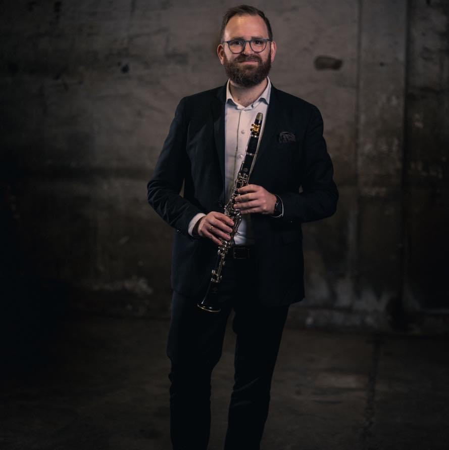 Søren-Filip Hansen er professionel klarinettist og ansat i Livgardens Musikkorps. Han spiller også i Keglebanetrioen og Opus Zoo, som han har taget initiativ til at grundlægge.