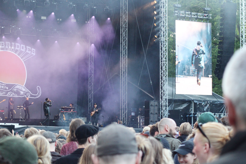 Syd for Solen har en stor og en lille scene, som ligger i hver sine ende af festivalområdet.