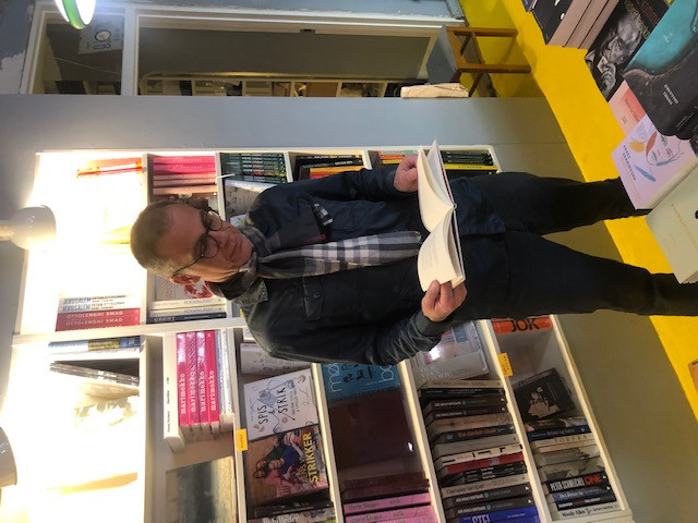 Ejeren af Thiemers Magasin, Michael Bjørn Nellemann, læser mellem 6-8 bøger om måneden. Han elsker bøger og stortrives i sin nye rolle som boghandler.