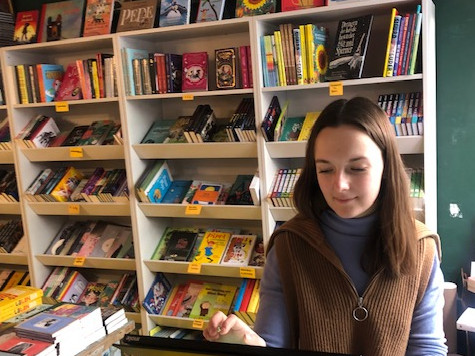 Den daglige leder Lei Jürg er klar med at hjælpe kunderne til at finde en "god bog". Står den ikke på hylderne, kan hun bestille den hjem. Foto: Eva Tangø-Brandt