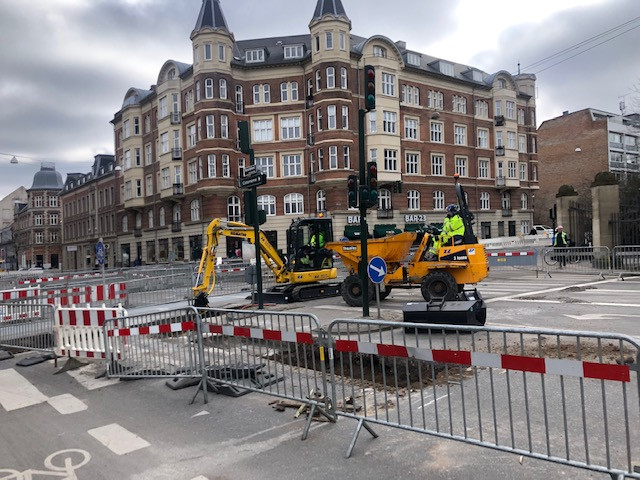 Der er fuld gang i gravemaskinen i krydset ved Pile Allé, Vesterbrogade og Roskildevej. Projektet skal være færdigt d. 1. maj 2022. Foto: Eva Tangø-Brandt 