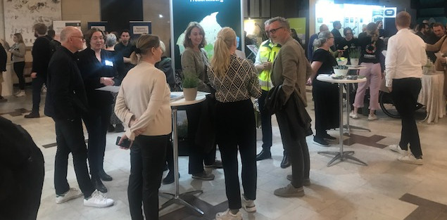 Der var god stemning i rådhussalen og masser af snak foran standene, hvor de nye borgere kunne høre mere om byens foreningsliv og kommunale tilbud.