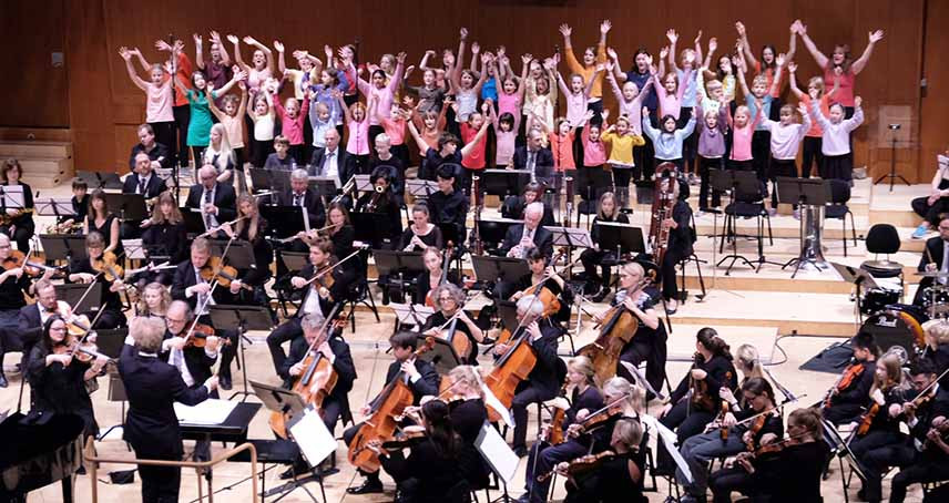 Copenhagen Phil står på scenen 11. oktober i den smukke rådhussal i samklang med elever fra Musikhøjskolen