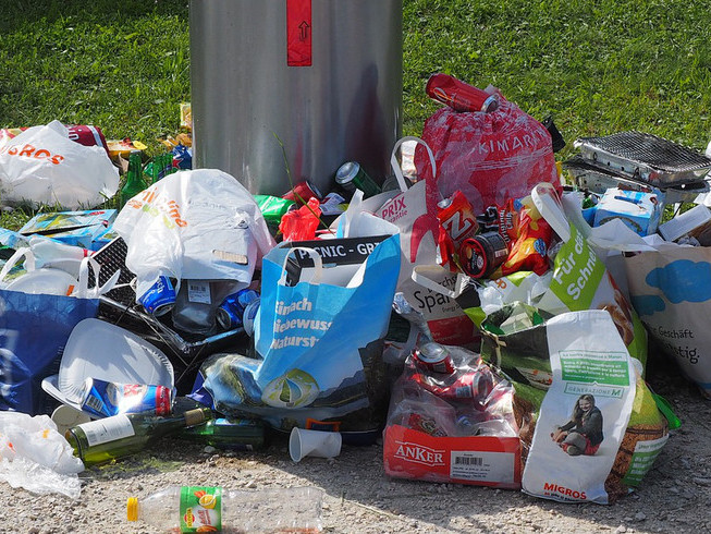 Indsamlerne hos "Dråben i Havet" har ikke svært ved at fylde plastikposerne, når de tager på skraldegåture