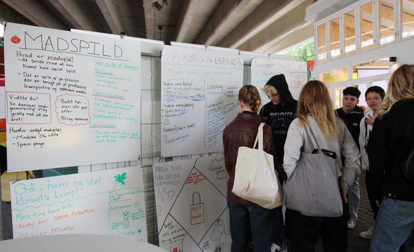 Eleverne havde skrevet og tegnet deres bud på forskellige bæredygtige idéer og løsninger på store hvide ark papirer, der hang under Bispeengbuen ved Urban13