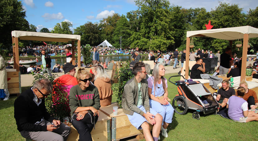 Folk hyggede sig og slappede af til tonerne af lækker chill-out musik på en solbeskinnet dag i Frederiksberg Have.