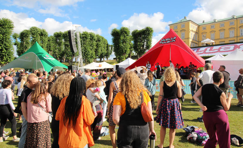 Oppe foran scenen kom der gang i danseskørterne hos festivalfolket 