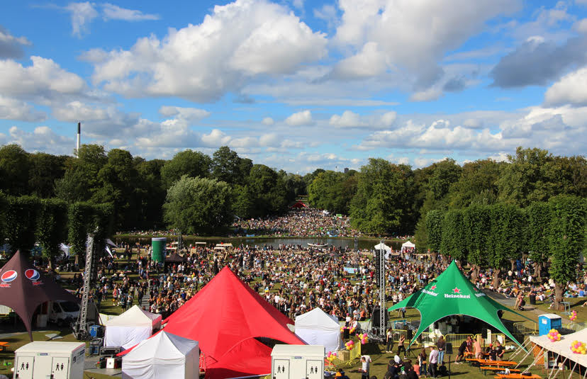 Oppe fra Frederiksberg Slot kunne man nyde udsigten over festivalområdet.