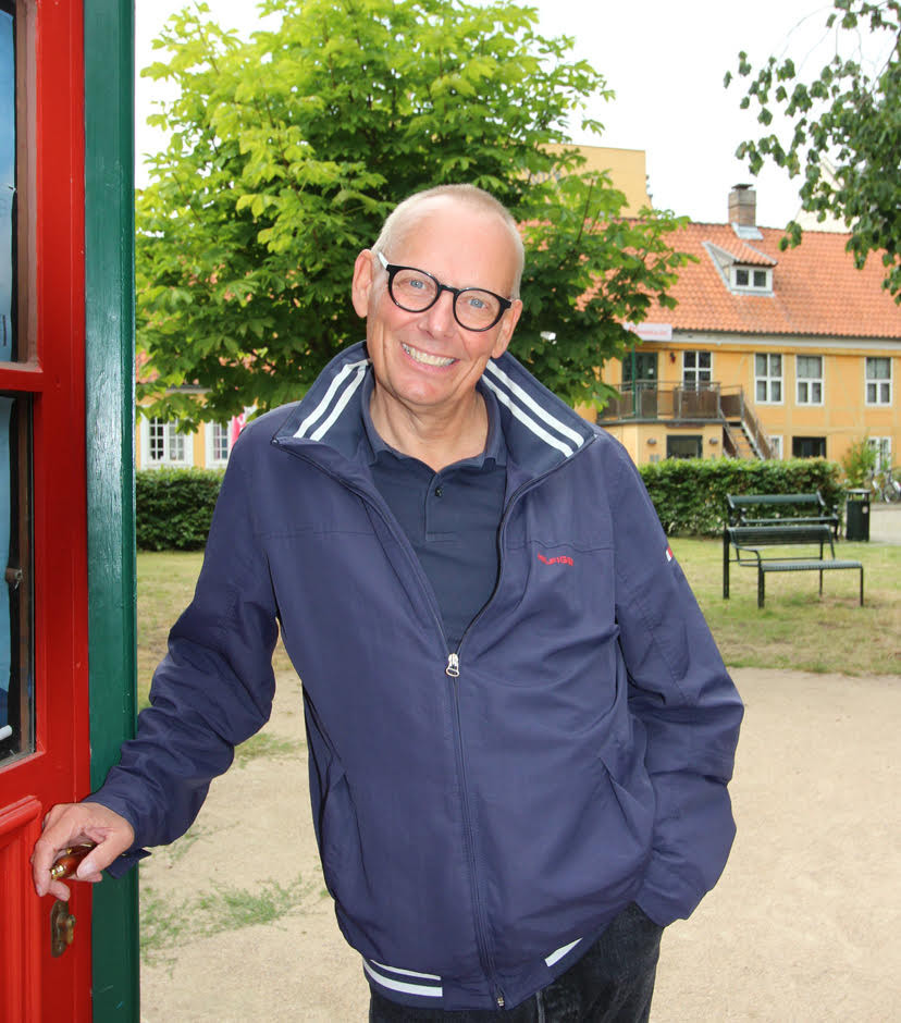 Henrik Køhler er et kendt ansigt i teaterbranchen, hvor han har 35 års erfaring i den kulturelle sektor med et særligt fokus på scenekunsten